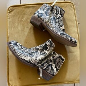 Gianni Bini snakeskin/leather upper booties, zip up sides. Size 6, never worn.